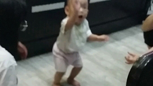 小弟弟跳得多嗨呀!